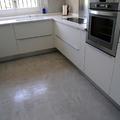 PAVIMENTO MICROCEMENTO Y COCINA LACA BLANCA