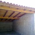 Construcción de garaje y barbacoa con estructura de madera y panel sandwich de madera.