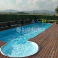 Piscina con spa.