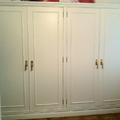 Armario y puertas lacadas en blanco.
