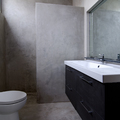 Baño con paredes y suelo de microcemento. 