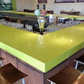 Barra en silestone verde fun ingletada a 6 cm
