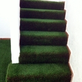 cesped artificial en escaleras