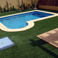 Césped artificial en piscina