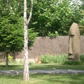 Detalle de moai de pascua en jardin