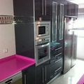 Cocina moderna gris con encimera de silestone fucsia