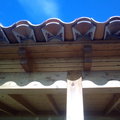 Detalle de alero con tejas decoradas.