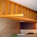 Detalle escalera de madera barnizada