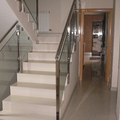 ESCALERA FORRADA DE SILESTONE Y BARANDILLA MIXTA