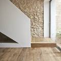 Proyecto interiorismo pared de piedra escalera