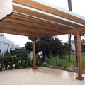 estructura con toldo y cristal de seguridad