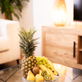 Detalle cesta de frutas tropicales home staging