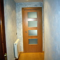 hall de entrada en vivienda, puerta corredera y pintura decorariva