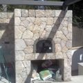 Horno exterior con revestimiento de piedra