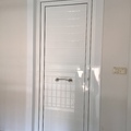 Puerta de entrada lacado blanco con Lamas horizontales y accesorios inox