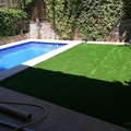 Instalacion cesped con piscina