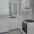 Cocina en blanco brillo y silestone blanco zeus