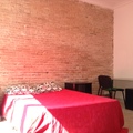 Habitación reformada con pared obra vista