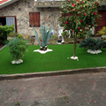 jardin cesped artificial y vivienda