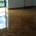 lijado y barnizado de parquet en acabado brillo(2 manos de poliuretano)