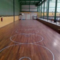 limpieza de suelo de madera de un polideportivo