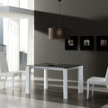 Mesa de comedor extensible en laca blanca y cristal.