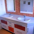 Mueble bajo encimera blanco y naranja