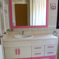 Mueble bajo encimera blanco y rosa