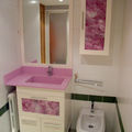 Mueble con lavabo integrado con toallero y auxiliar