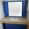 Mueble lacado en azul con auxiliares
