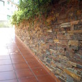 MURO REVESTIDO DE PIEDRA NATURAL