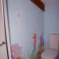 Pintura de dibujos en baño infantil