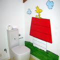 Pintura de dibujos en baño infantil