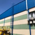 Pintura exterior nave industrial chapas y escalera azul