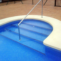 Piscina con escaleras interores.