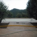 PISCINA CON GRESITE BLANCO Y TERRAZADE HORMIGON ESTANPADO