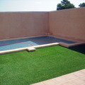 PISCINA CON GRESITE LILA Y CESPET ARTIFICIAL
