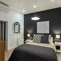 Dormitorio con pared en negro