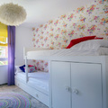 Dormitorio con plumas y colores para disfrutar