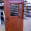 Puerta color madera con ventana