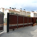Puerta corredera de acero corten.