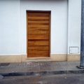 Puerta de entrada en madera de Yroco.