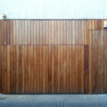 Puerta de garage forrada en madera de iroko