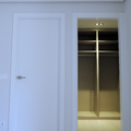 Puerta de paso lisa lacada en blanco y armario gabanero.
