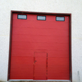 Puerta seccional industrial con peatonal incorporada
