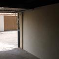 Puerta y muro en garaje privado