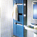 Radiador toallero en baño.