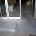 Rampa de acceso al portal de edificio