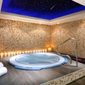 jacuzzi con techo estrellado