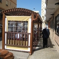 Terraza cubierta de cafetería